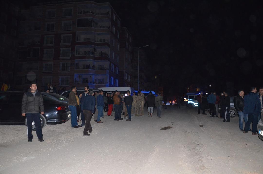 Hatay'da b&uuml;y&uuml;k panik! T&uuml;m binayı sardı