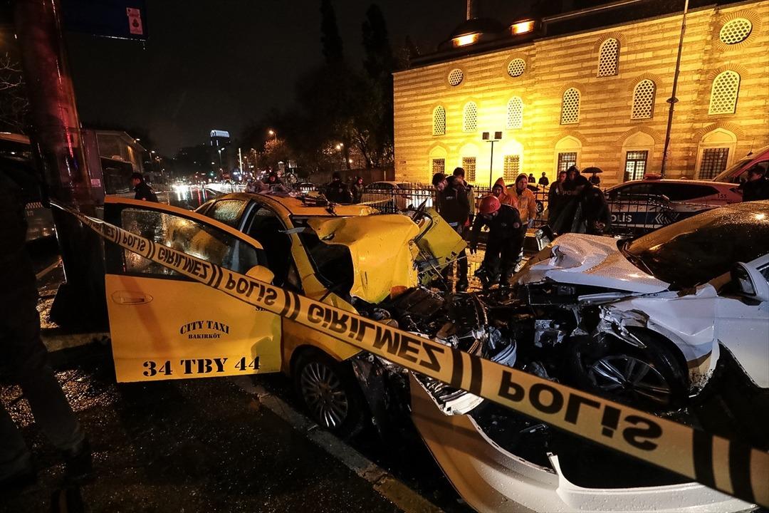 Beşiktaş'ta korkun&ccedil; kaza! 1 &ouml;l&uuml; yaralı 2 yaralı