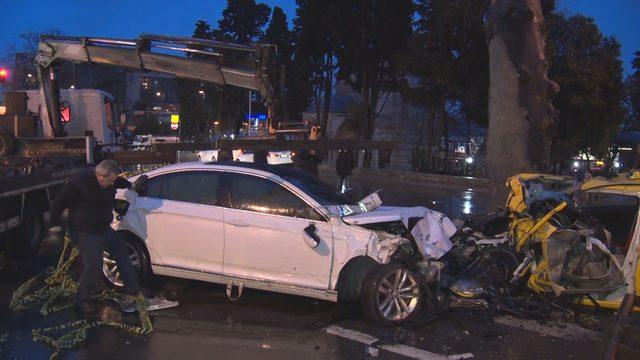 Beşiktaş'ta taksiyle otomobil çarpıştı: 1 ölü, 2 yaralı