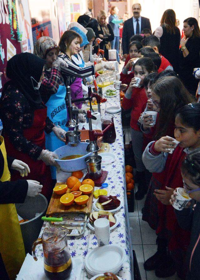 &Ouml;ğrenciler 400 kilo meyveyi 1 saatte t&uuml;kettiler 3