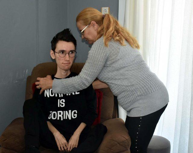 DMD hastası Hasan evde fizik tedavi istiyor