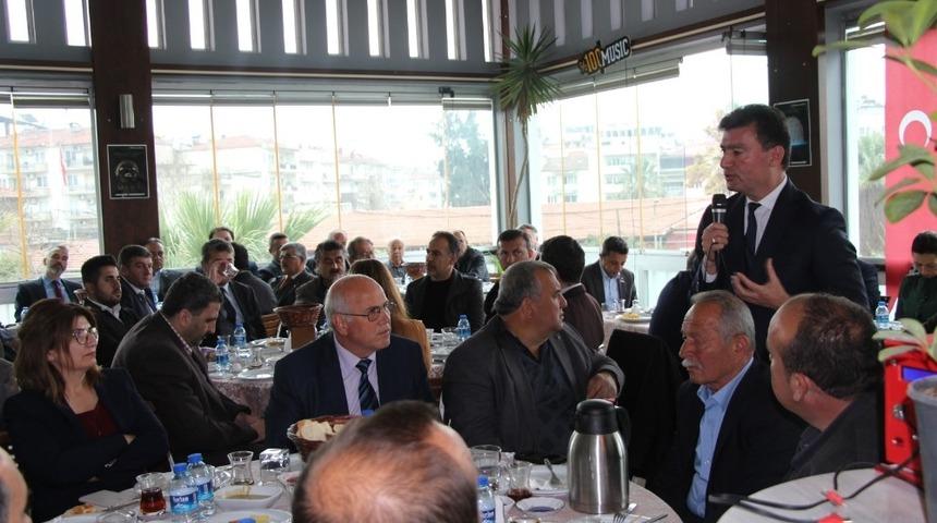 Cumhur İttifakı Efeler adayı &Uuml;mmet Akın muhtarlarla buluştu