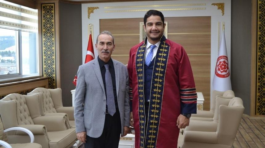 Milli g&uuml;reş&ccedil;i akademik c&uuml;bbesini giydi