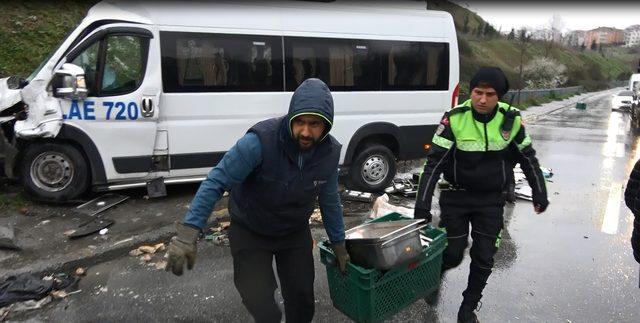 Sultangazi'de iki minibüs kafa kafaya çarpıştı: 4 yaralı