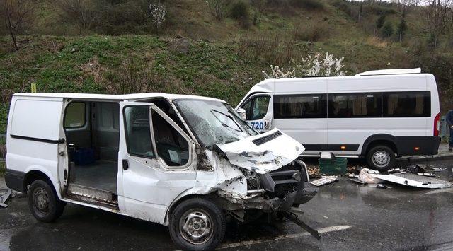 Sultangazi'de iki minibüs kafa kafaya çarpıştı: 4 yaralı