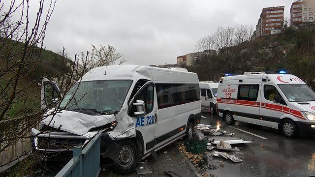 Sultangazi'de iki minibüs kafa kafaya çarpıştı: 4 yaralı