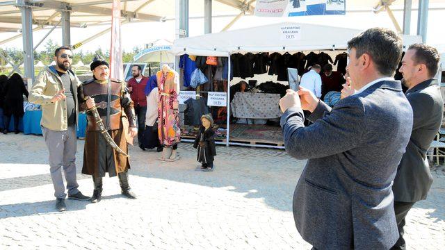 Ertuğrul Gazi Türbesi'ni ziyaret edip, alp kıyafetlerini giyiyorlar