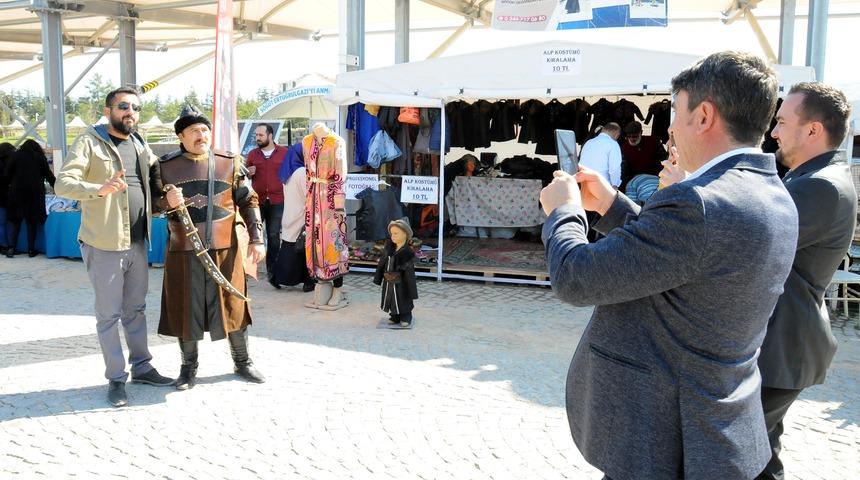 Ertuğrul Gazi Türbesi'ni ziyaret edip, alp kıyafetlerini giyiyorlar