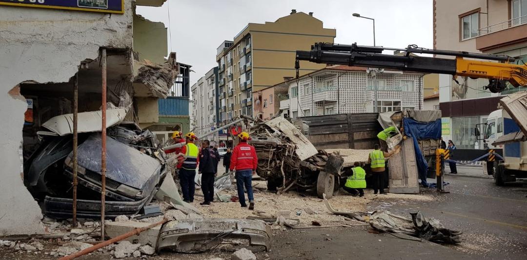 5 araca &ccedil;arpan kamyon beyaz eşya deposuna daldı: 2 &ouml;l&uuml;, 1 yaralı