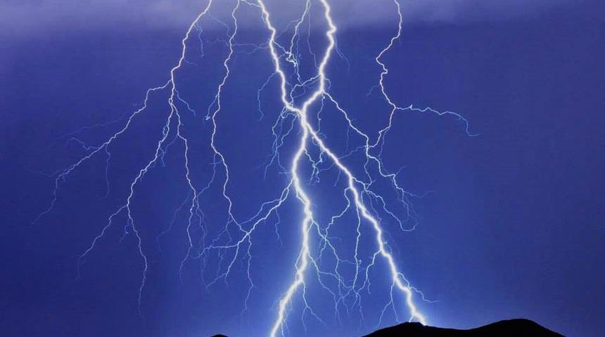 Hindistan'da yıldırım düşmesi sonucu 38 kişi öldü