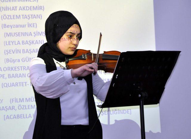 Öğrenciler mini konserler vererek, okullarını tanıtıyor