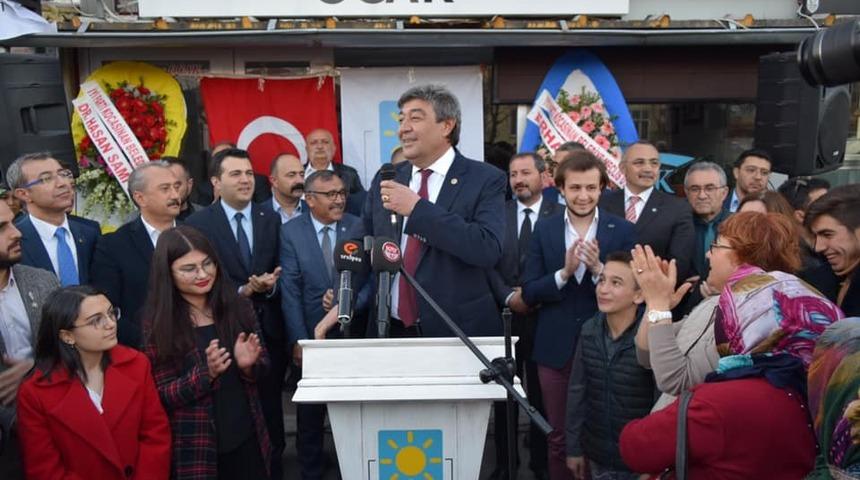 İyi Parti Kayseri B&uuml;y&uuml;kşehir Belediye Başkan Adayı Dursun Ataş,  &ldquo;Başkan Dursun&rdquo; Sloganları İle Karşılanıyor