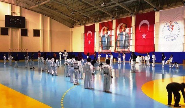 Mersin Gençlik ve Spor İl Müdürlüğü, 7’den 70’e herkese spor yaptırıyor