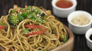 Tavuklu sebzeli noodle nasıl yapılır?