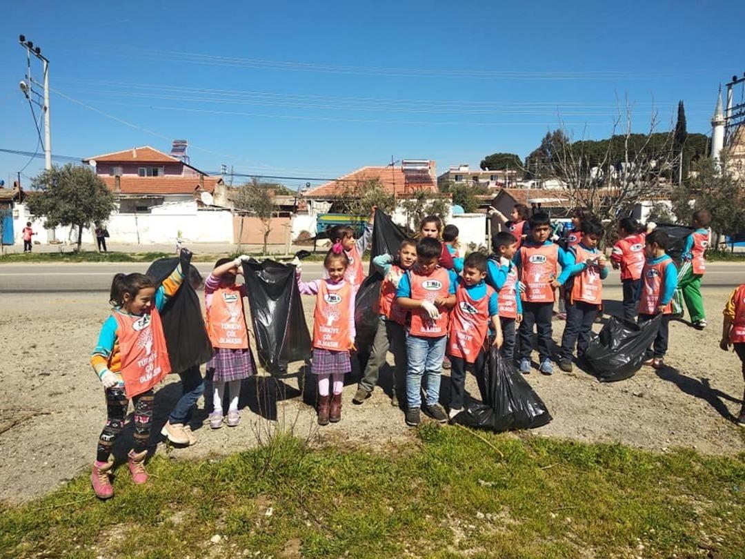 Manisa&rsquo;da &ouml;ğrenciler &ccedil;&ouml;p topladı