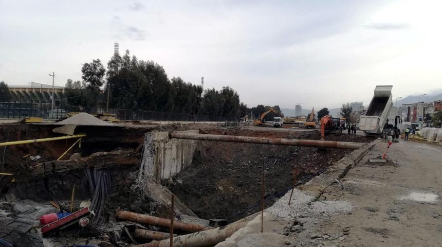 Son dakika! İzmir'de metro inşaatında göçük: 2 işçi enkaz altında