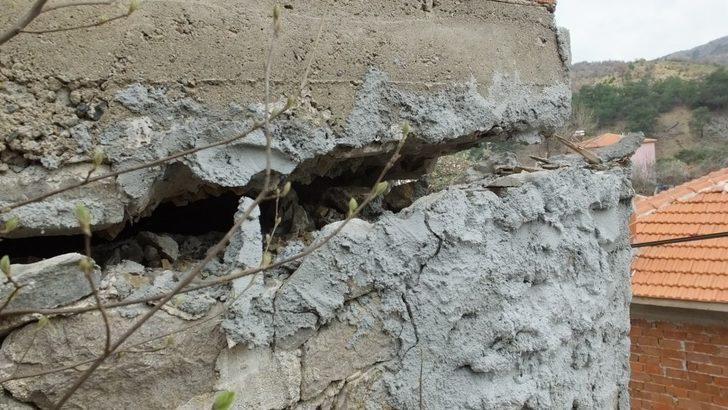 Burhaniye’de heyelan, 6 ev boşaltıldı G3