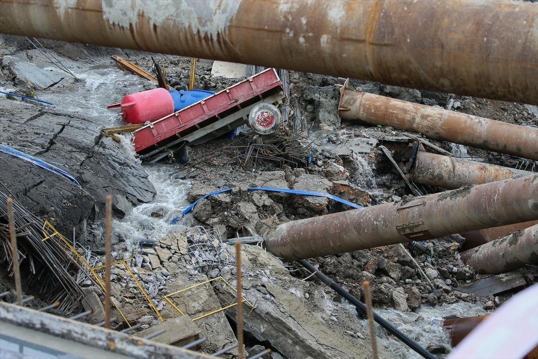 İzmir'de yer altı park alanı inşaatında g&ouml;&ccedil;&uuml;k