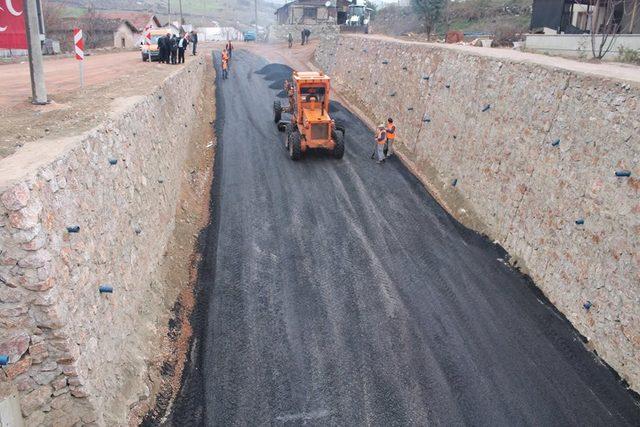 Eskigediz’de sıcak asfalt çalışmaları