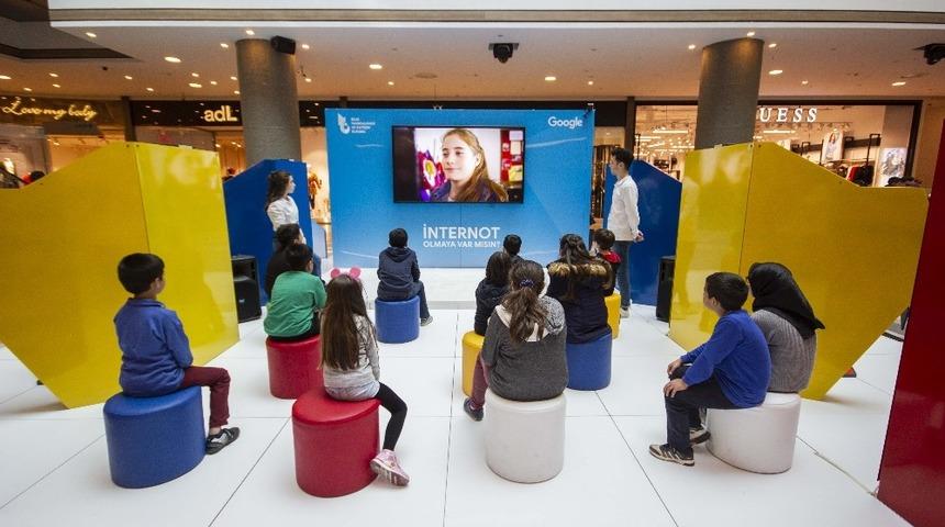 Adana’nın küçük “İnternotları” rozet taktı