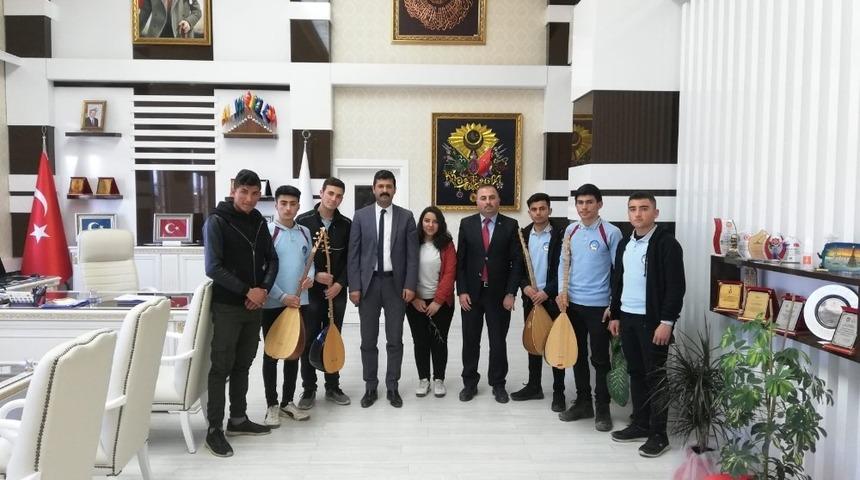 Kendi imkanlarıyla bağlama çalmayı öğrendiler