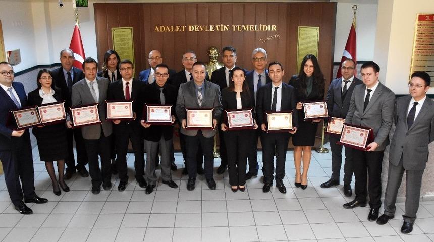 Görevinde yükselen yargı mensuplarına plaket