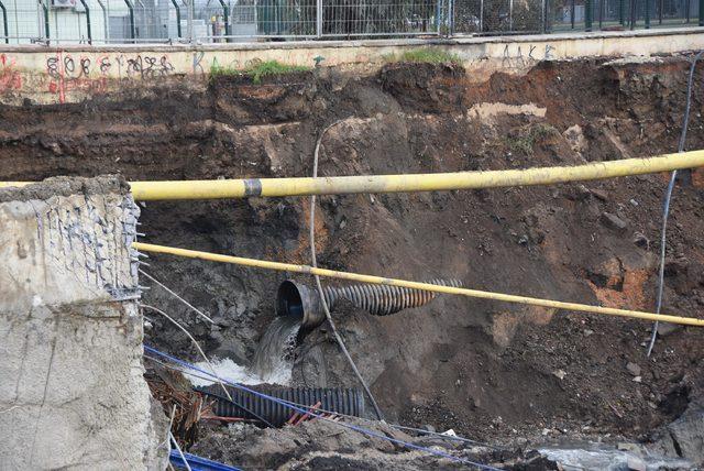 İzmir'de, metro yer altı park istasyonu inşaatında göçük (2)