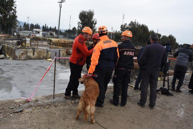 İzmir'de, metro yer altı park istasyonu inşaatında göçük (2)