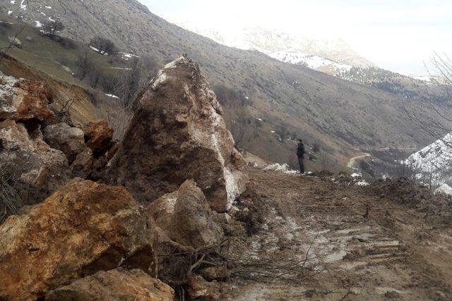 Gümüşhane’de köy yoluna devasa kaya düştü