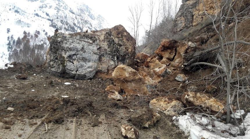 G&uuml;m&uuml;şhane&rsquo;de k&ouml;y yoluna devasa kaya d&uuml;şt&uuml;