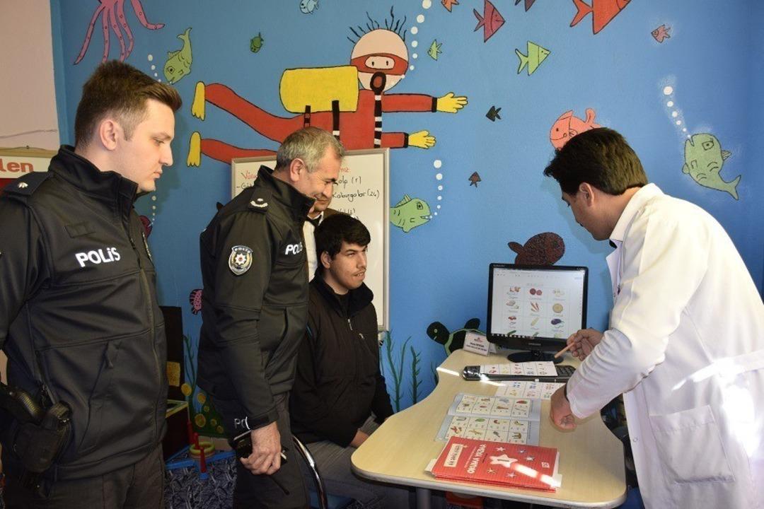 Polislerden, &ouml;zel &ccedil;ocuklara ziyaret