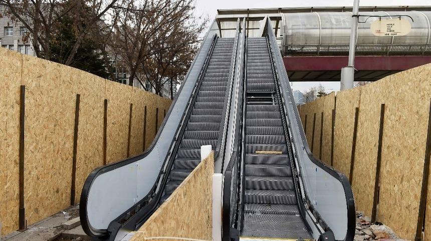 Başkent&rsquo;te y&uuml;r&uuml;yen merdivenler elden ge&ccedil;iriliyor