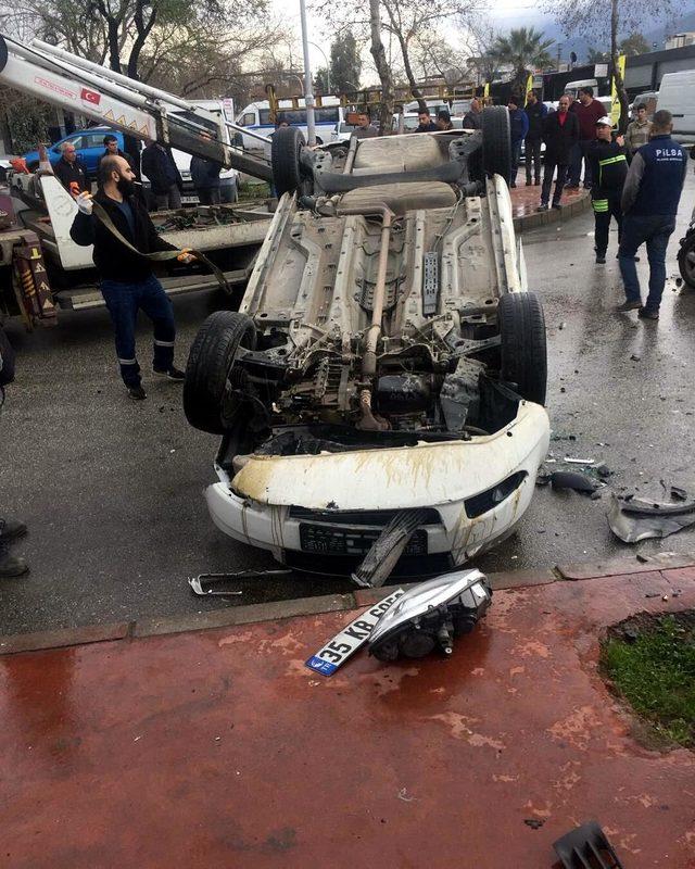 Manisa'da 2 otomobilin çarpıştığı kaza kamerada