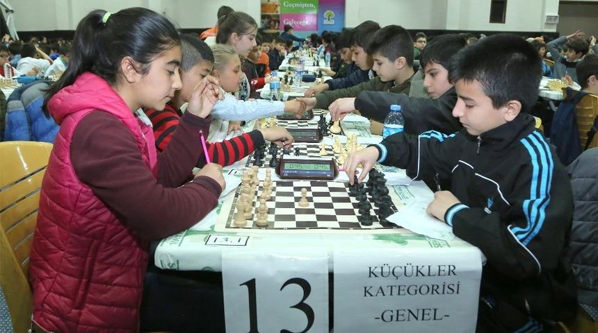 Okullararası satranç turnuvasına büyük ilgi