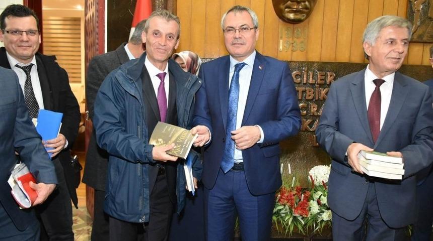 Vali Deniz, lise m&uuml;d&uuml;rleriyle toplantı yaptı