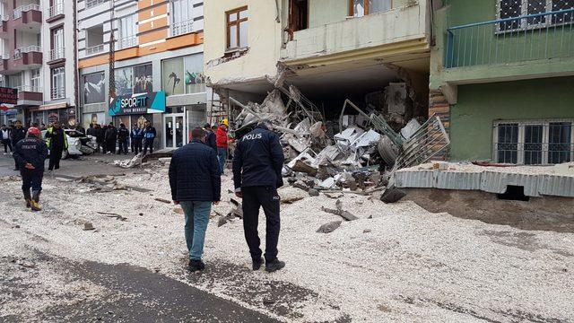 Freni boşalan kamyon 3 katlı binaya çarptı: 2 ölü, 2 yaralı (2)