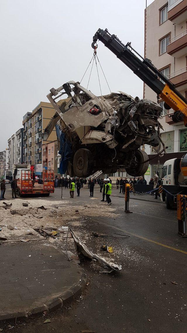 Freni boşalan kamyon 3 katlı binaya çarptı: 2 ölü, 2 yaralı (2)