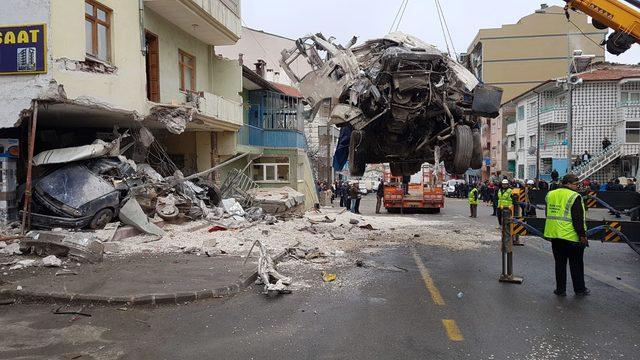 Freni boşalan kamyon 3 katlı binaya çarptı: 2 ölü, 2 yaralı (2)