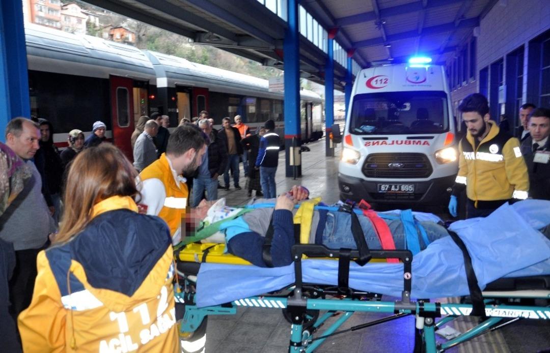 Temizlik yapmak i&ccedil;in &ccedil;ıktığı iskeleden d&uuml;şen iş&ccedil;i ağır yaralandı