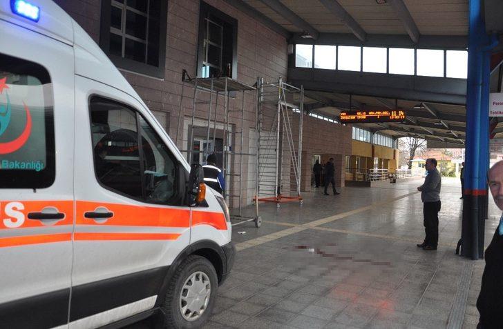 Temizlik yapmak için çıktığı iskeleden düşen işçi ağır yaralandı G4