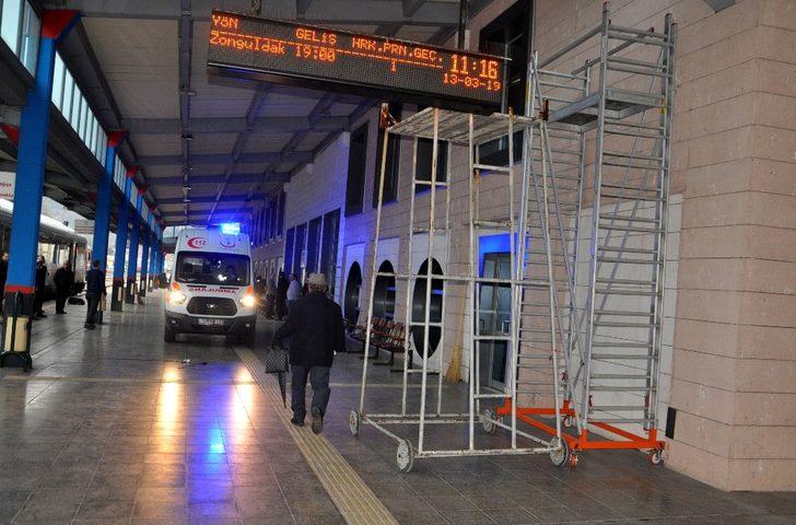 Temizlik yapmak için çıktığı iskeleden düşen işçi ağır yaralandı G5