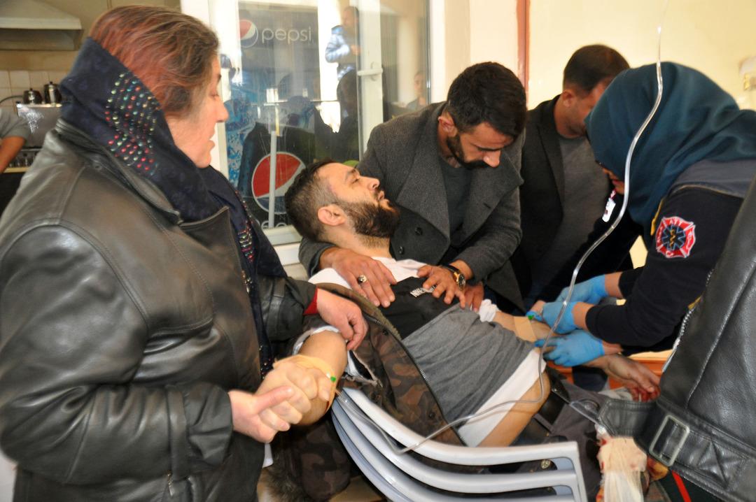 Oğlu bı&ccedil;aklı saldırıda yaralanan anne: Yavrum ne olur g&ouml;z&uuml;n&uuml; a&ccedil;