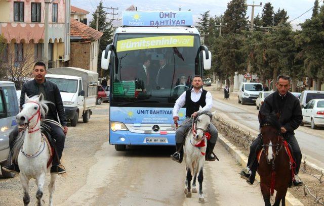 Ümit Bahtiyar atlı konvoyla karşılandı