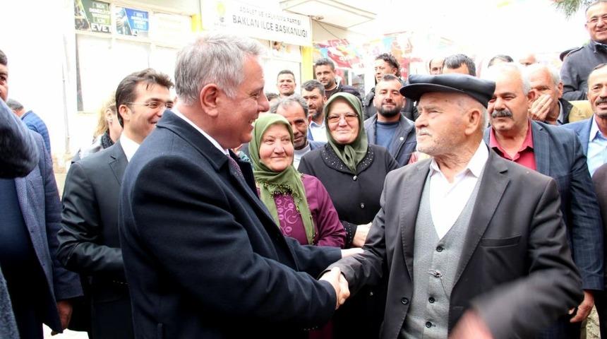 &Uuml;mit Bahtiyar atlı konvoyla karşılandı