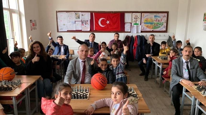 T&uuml;rkiye Gaziler ve Şehit Aileleri Vakfı k&ouml;y okullarına satran&ccedil; takımı dağıttı