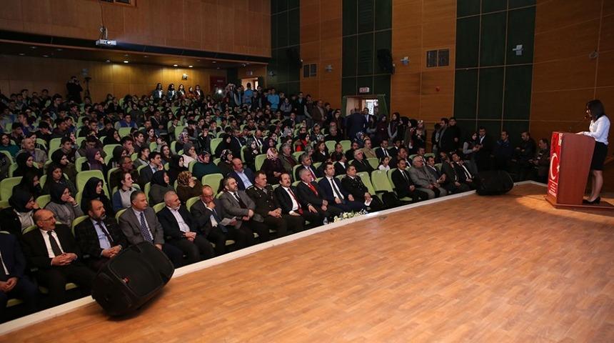 İstiklal Marşı&rsquo;nın kabul&uuml;n&uuml;n 98. yıld&ouml;n&uuml;m&uuml; ve Mehmet Akif Ersoy Anma Programı d&uuml;zenlendi