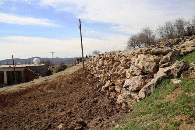 Lice’de heyelan nedeniyle bozulan yol onarıldı