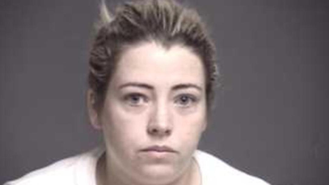 Rezaletin b&ouml;ylesi! 16 yaşındaki &ouml;ğrencisiyle otoparkta basıldı