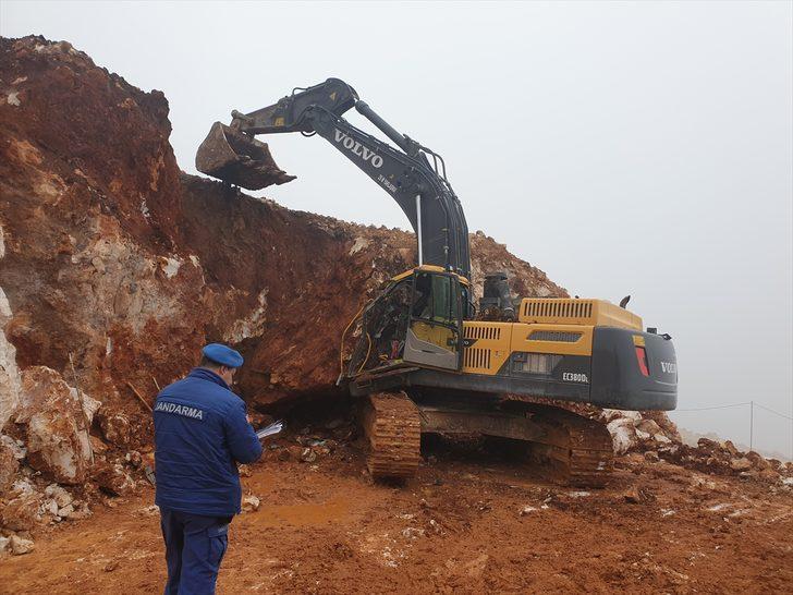 Düşen kaya parçası 2 işçiyi ağır yaraladı G3