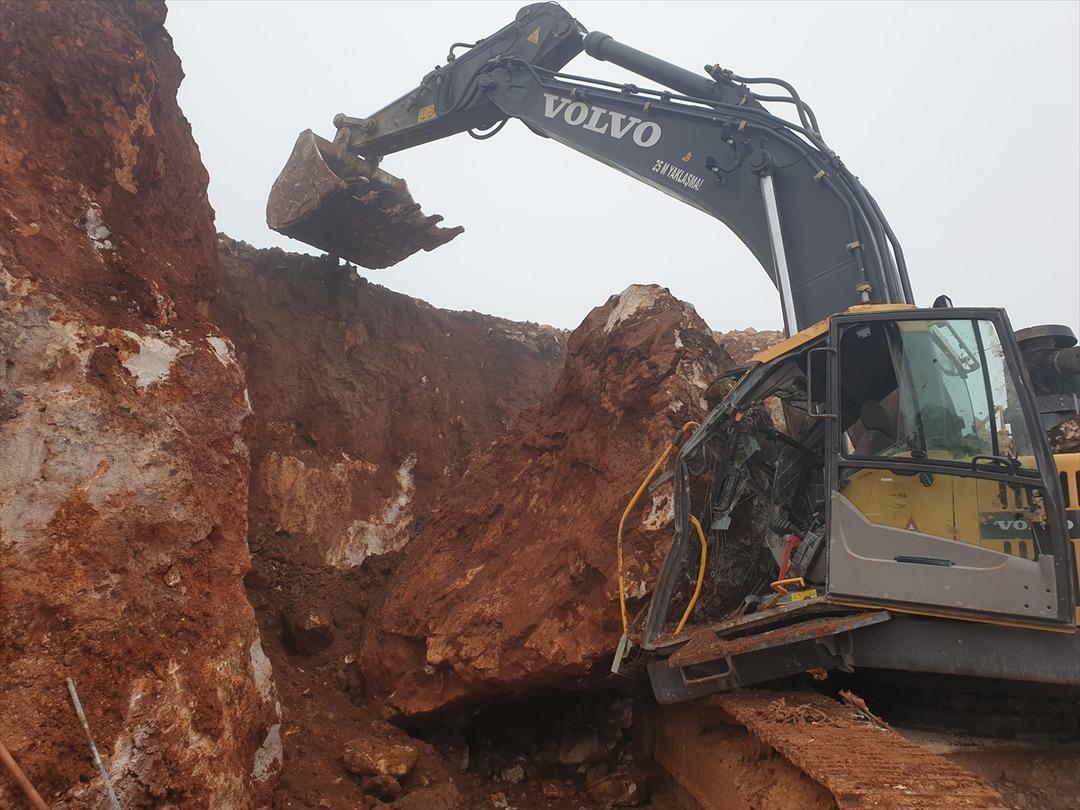 D&uuml;şen kaya par&ccedil;ası 2 iş&ccedil;iyi ağır yaraladı